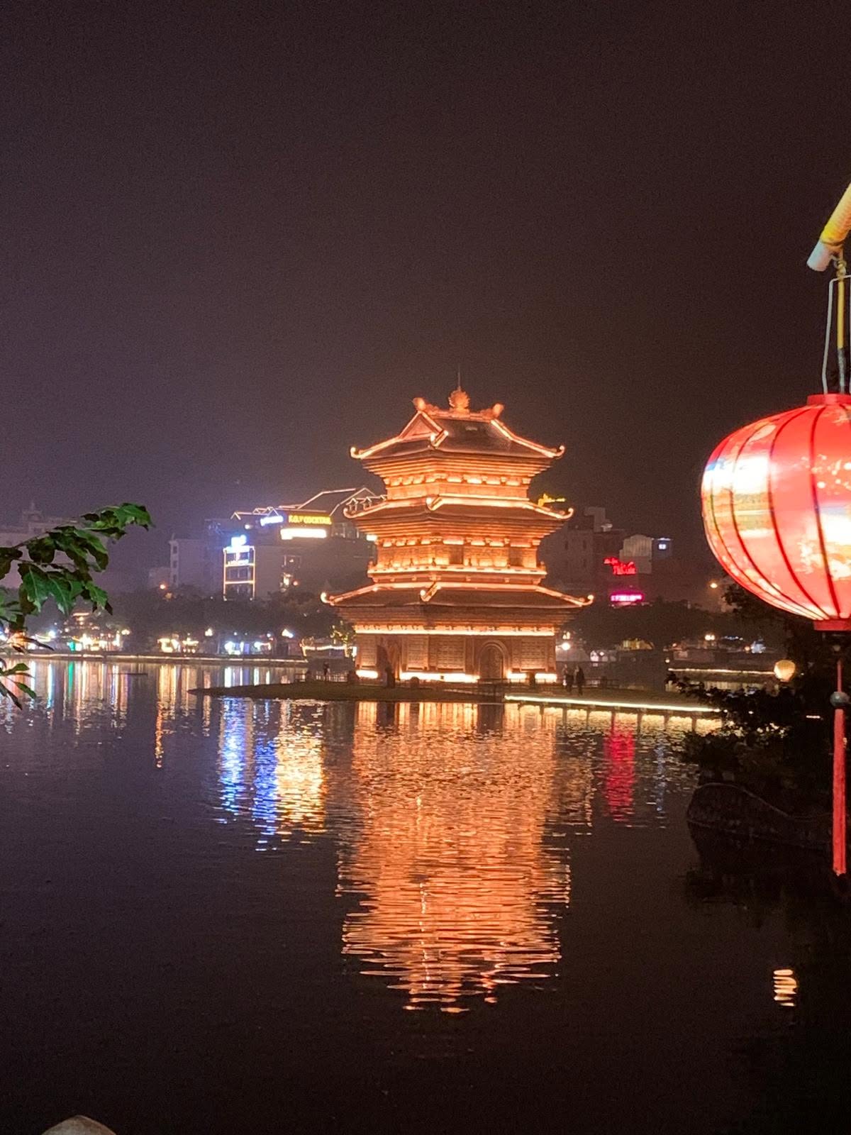Pagode illuminée au bord de l'eau — Hanoï la nuit