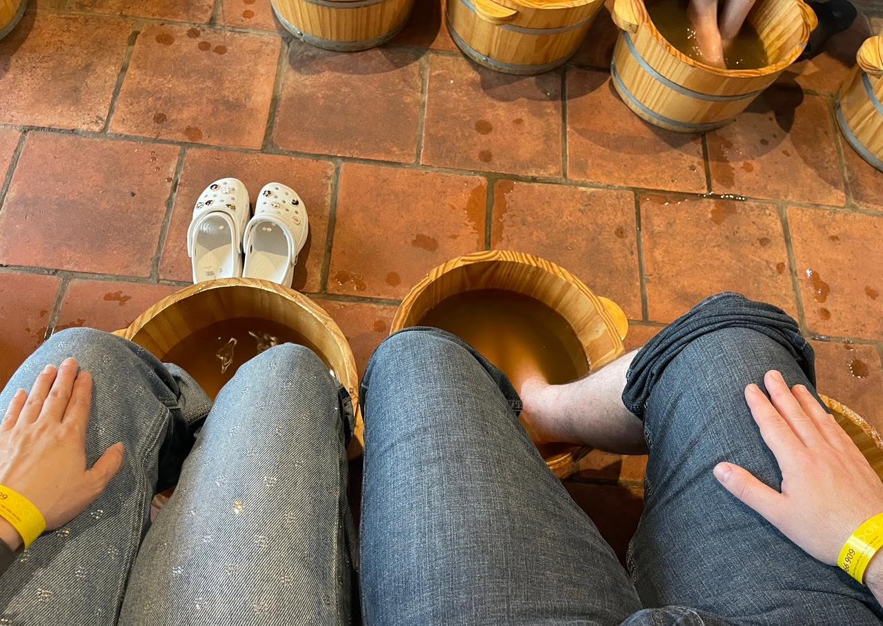 Bain de pieds en bois au Vietnam — moment de détente en couple
