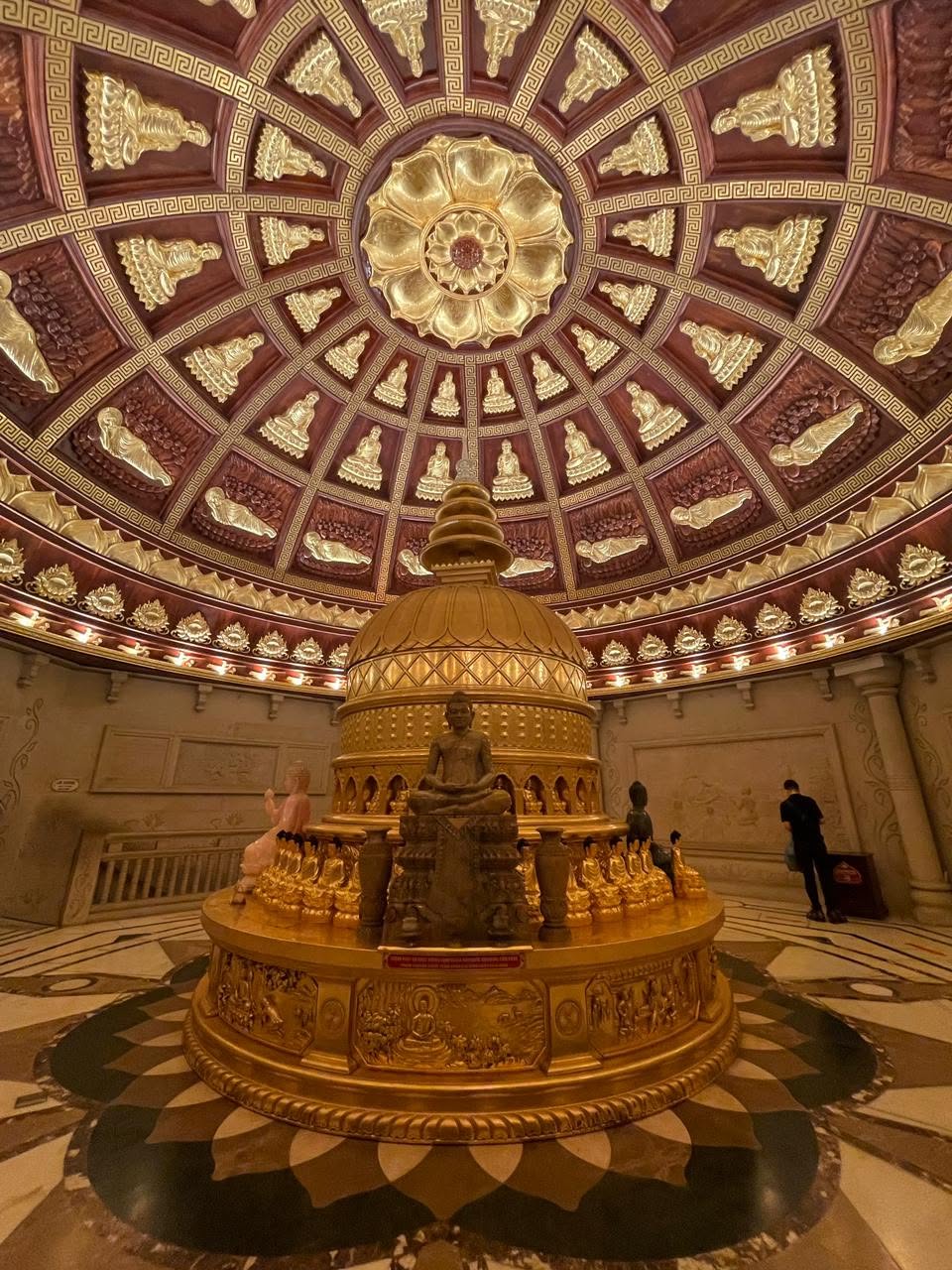 Intérieur d'une pagode bouddhiste dorée au Vietnam