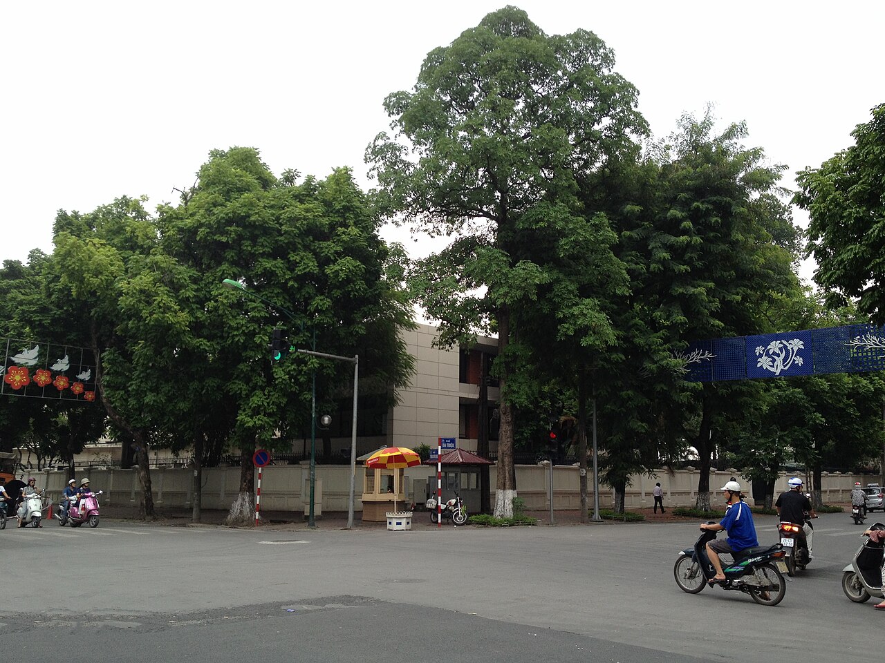 L'ambassade de France à Hanoï, 57 rue Trần Hưng Đạo, derrière son mur d'enceinte et ses arbres