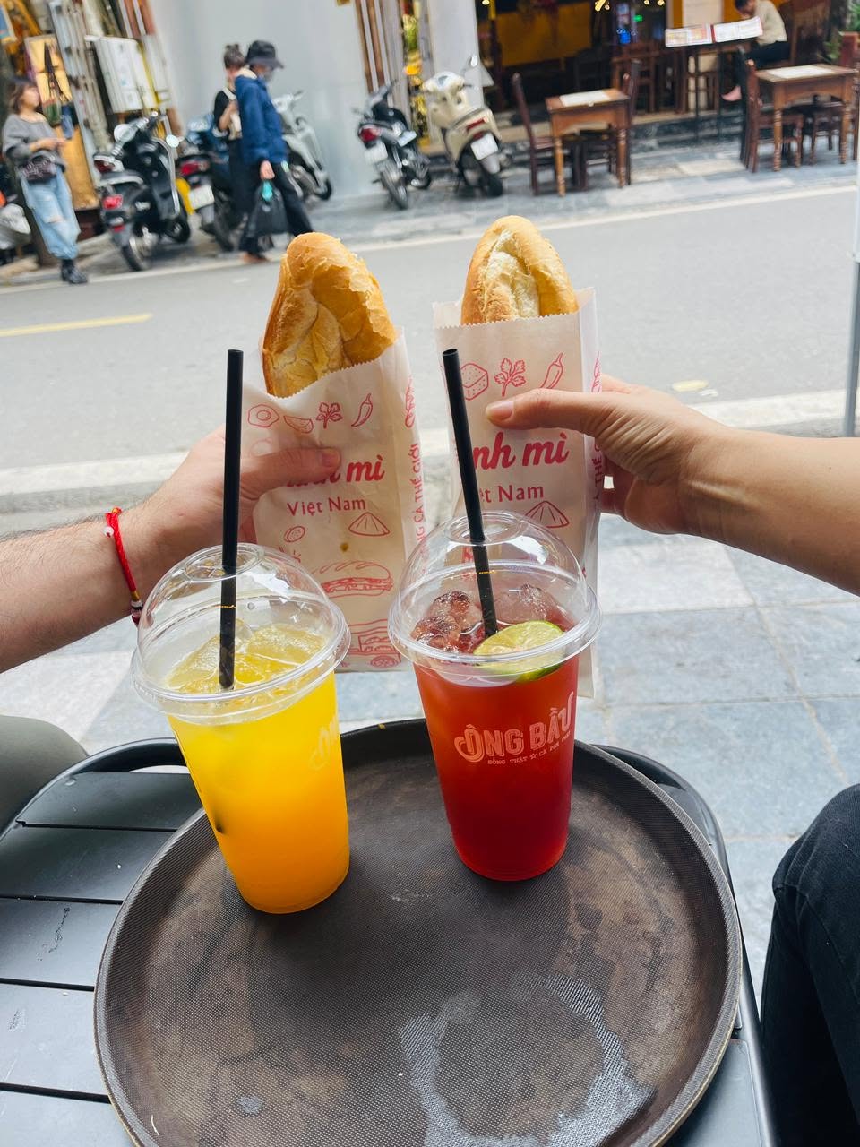 Anthony et sa femme vietnamienne à Hanoï — bánh mì et café