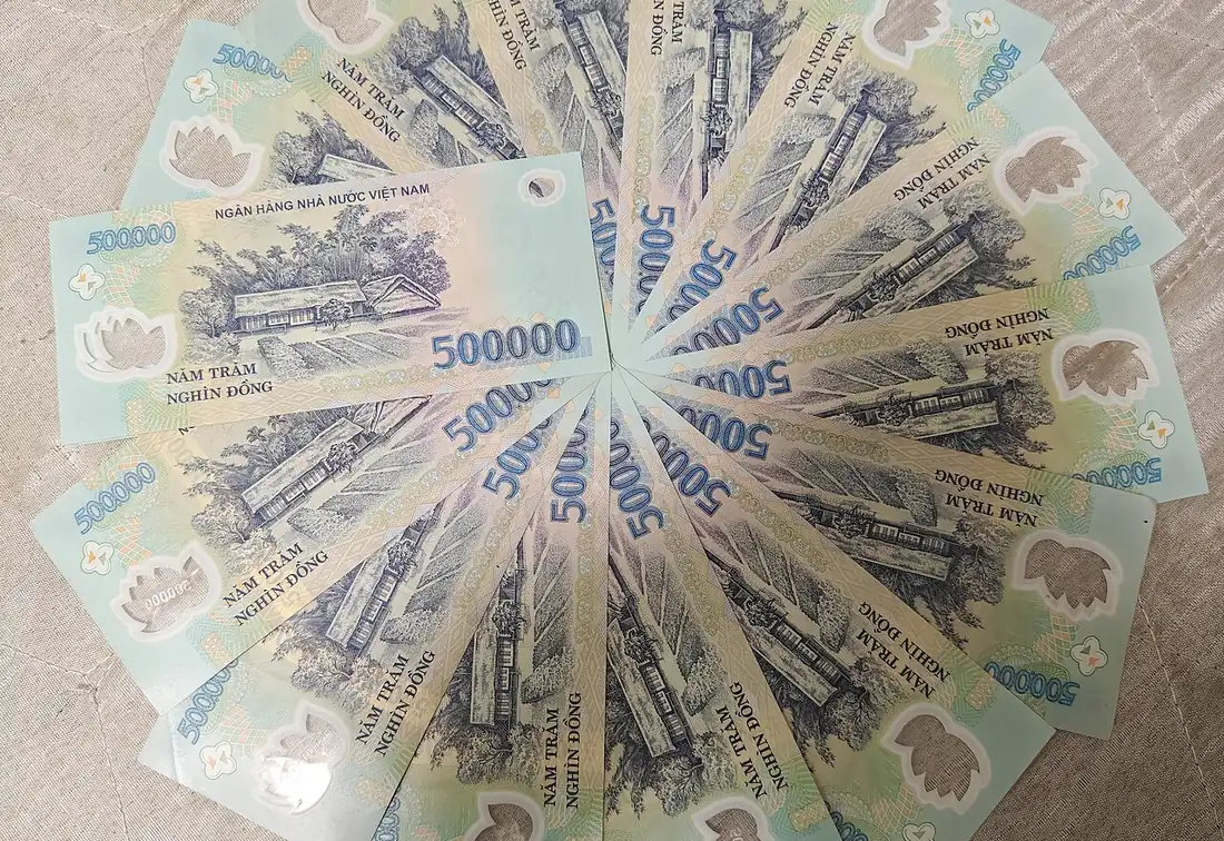 Billets de 500 000 dongs disposés en éventail pour former un cercle