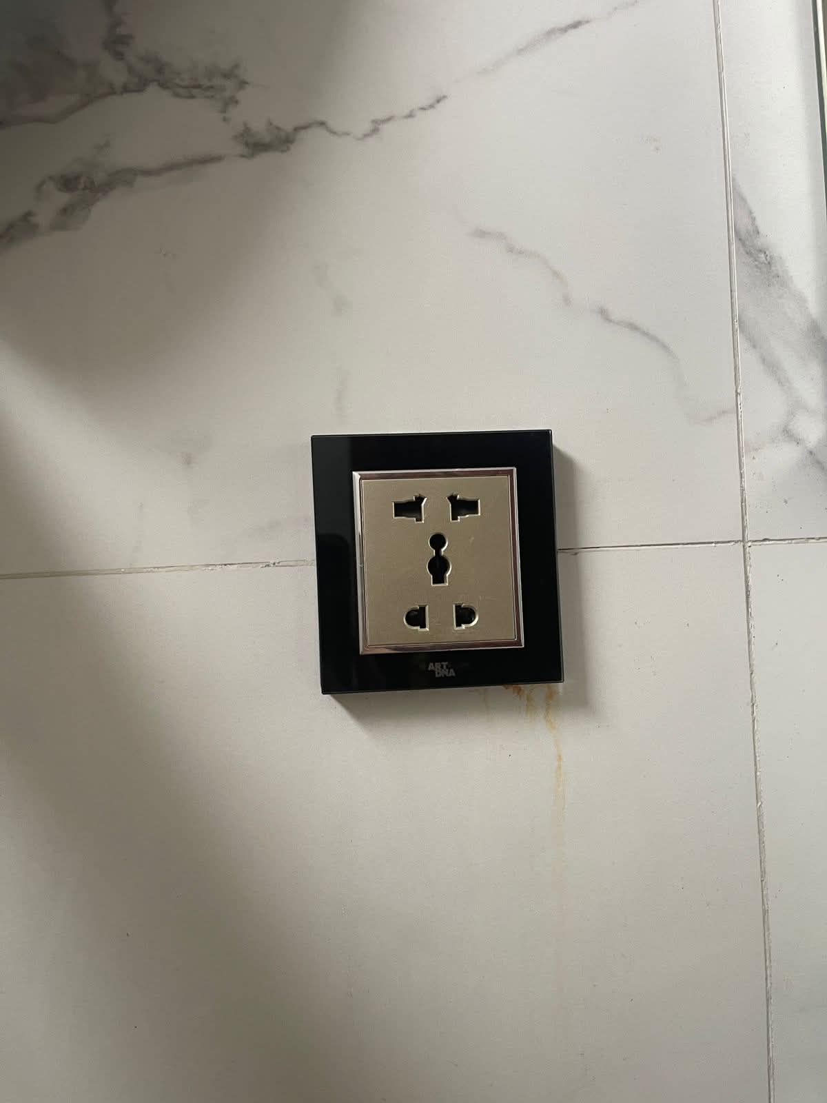 Prise électrique de type A dans un appartement de Hanoï — incompatible avec les fiches françaises rondes