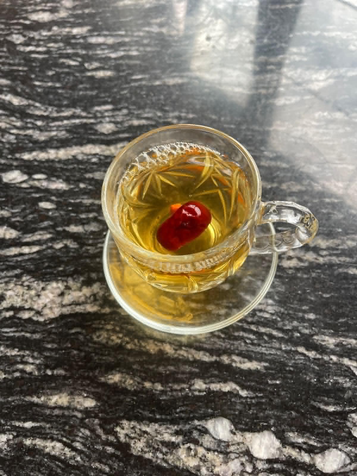 Thé doré vietnamien versé dans une tasse blanche