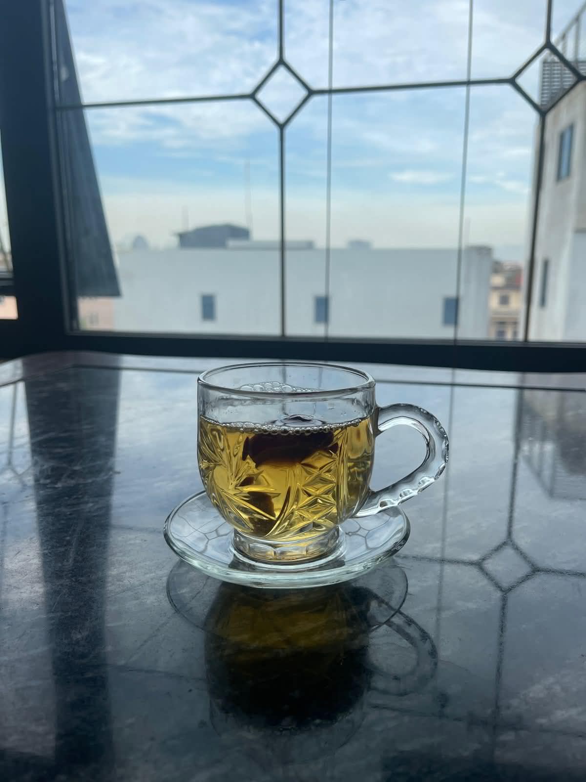 Thé vietnamien aux dattes rouges, gojis et réglisse dans une théière en verre