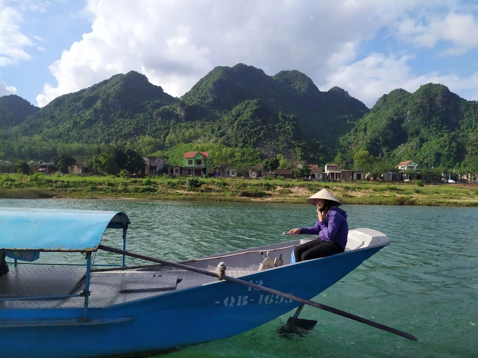 Barque sur la rivière face au village de Phong Nha, Quảng Bình