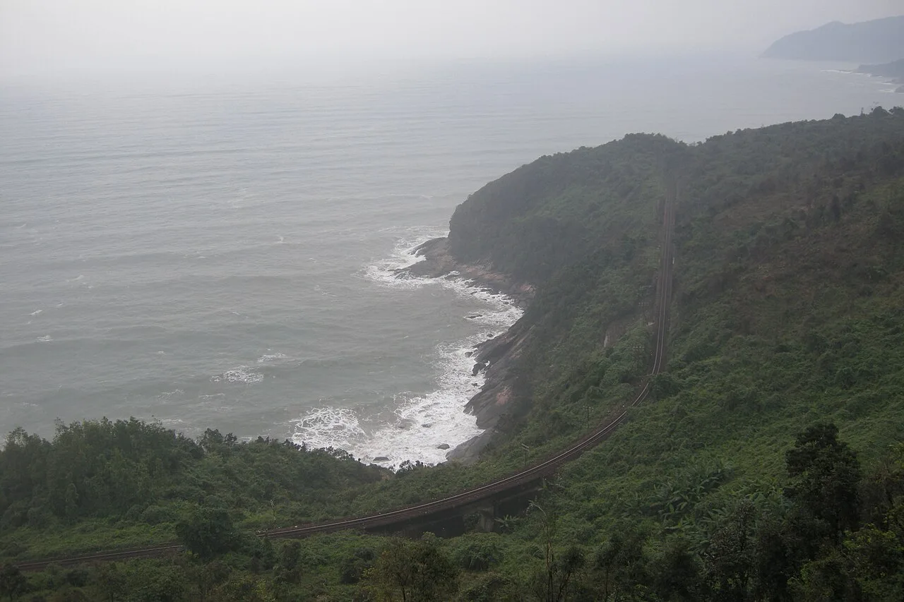 La voie ferrée accrochée au flanc de la montagne au-dessus de la mer, au col de Hải Vân