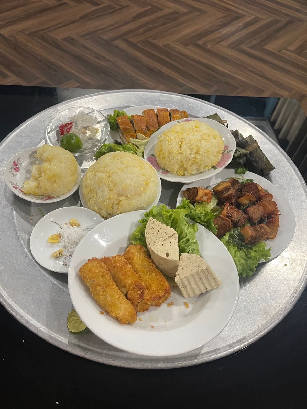 Assiette de cơm tấm — repas typique au Vietnam