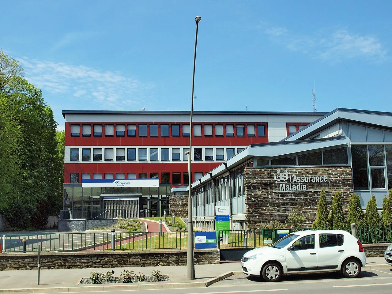 Les bâtiments de la Caisse primaire d'assurance maladie à Charleville-Mézières, avec l'enseigne l'Assurance Maladie et l'entrée de l'accueil