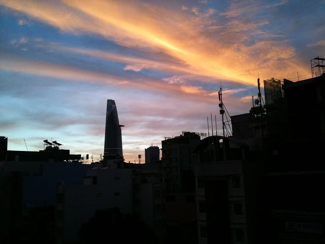 Hô Chi Minh-Ville au lever du soleil, avec la silhouette de la tour Bitexco