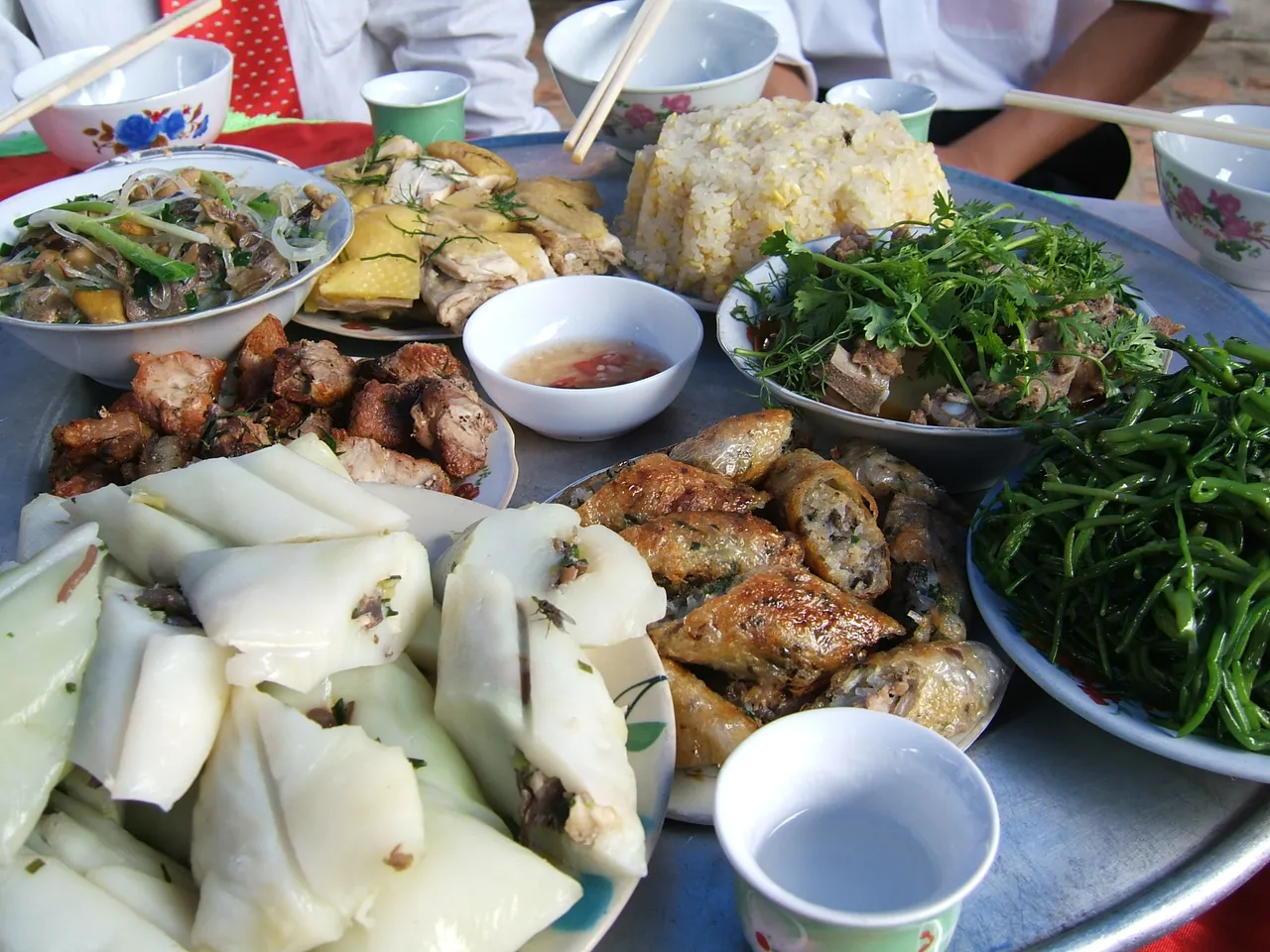 Plateau de plats servis lors d'un repas de fiançailles vietnamien (ăn hỏi) près de Sơn Tây : bánh cuốn, poulet, nem, liserons d'eau et riz