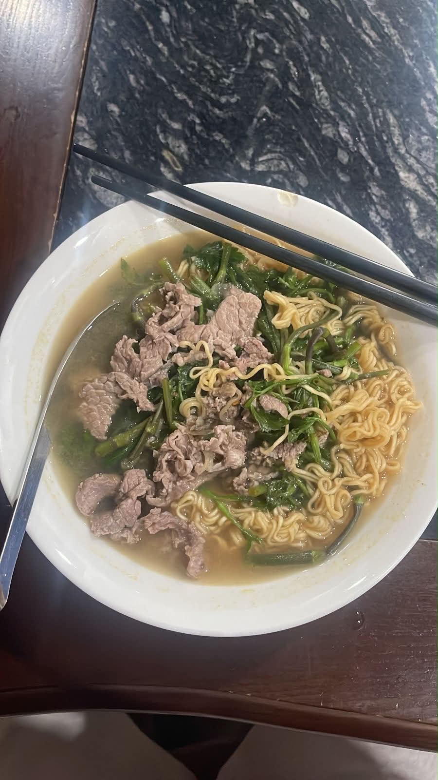 Soupe de bœuf mì bò — repas quotidien à Hué