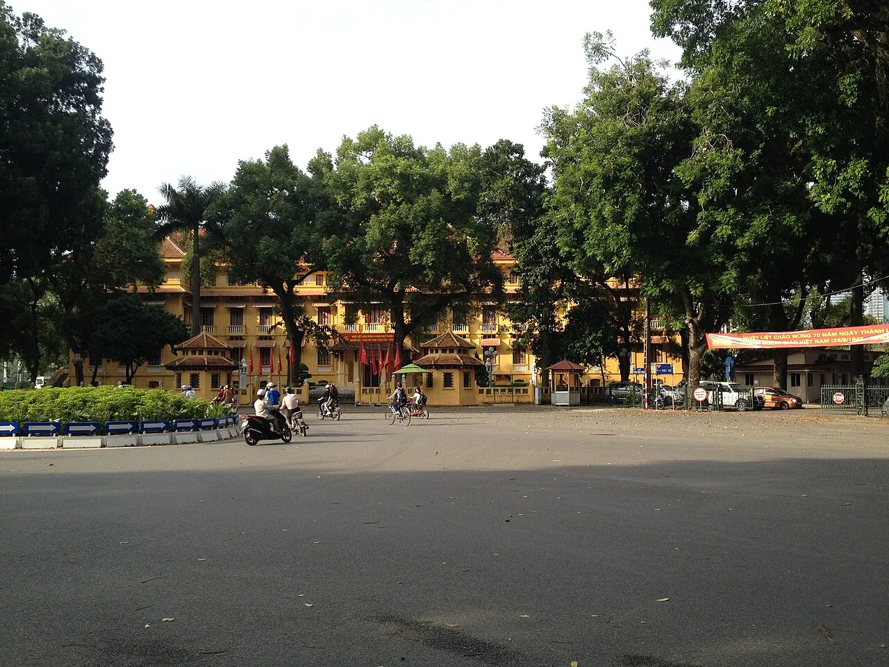 Le siège du ministère des Affaires étrangères du Vietnam, à Hanoï, bâtiment jaune derrière les arbres