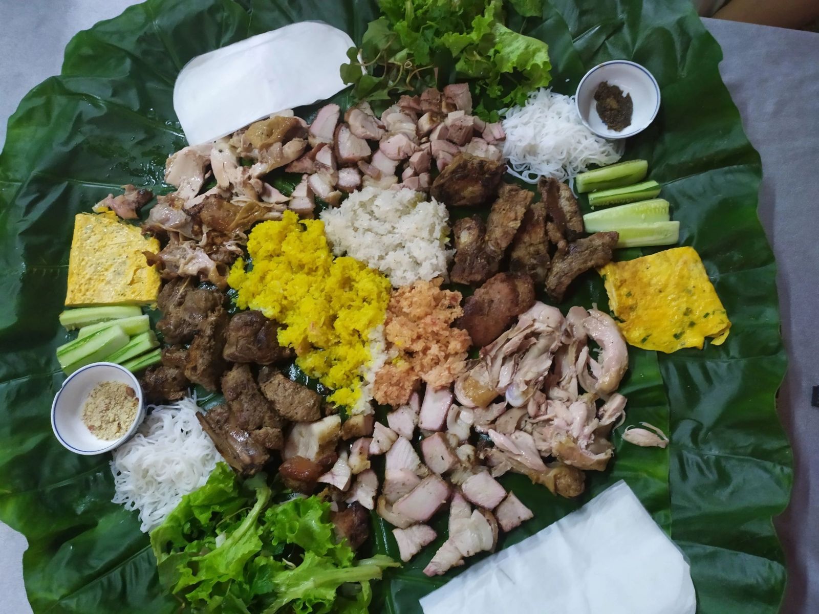 Plateau de poulet et riz gluant — repas traditionnel du Tết au Vietnam