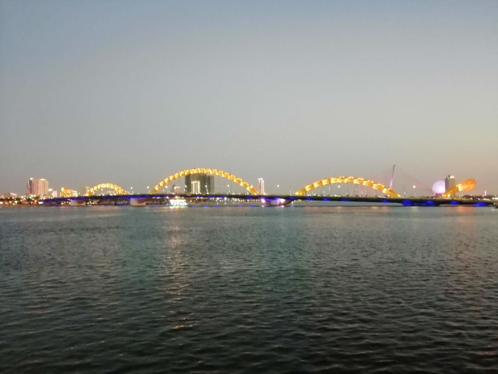 Pont du Dragon illuminé la nuit, Da Nang — Vietnam
