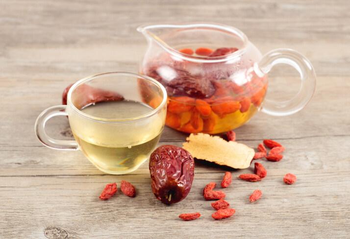 Thé vietnamien aux dattes rouges, gojis et réglisse — théière en verre