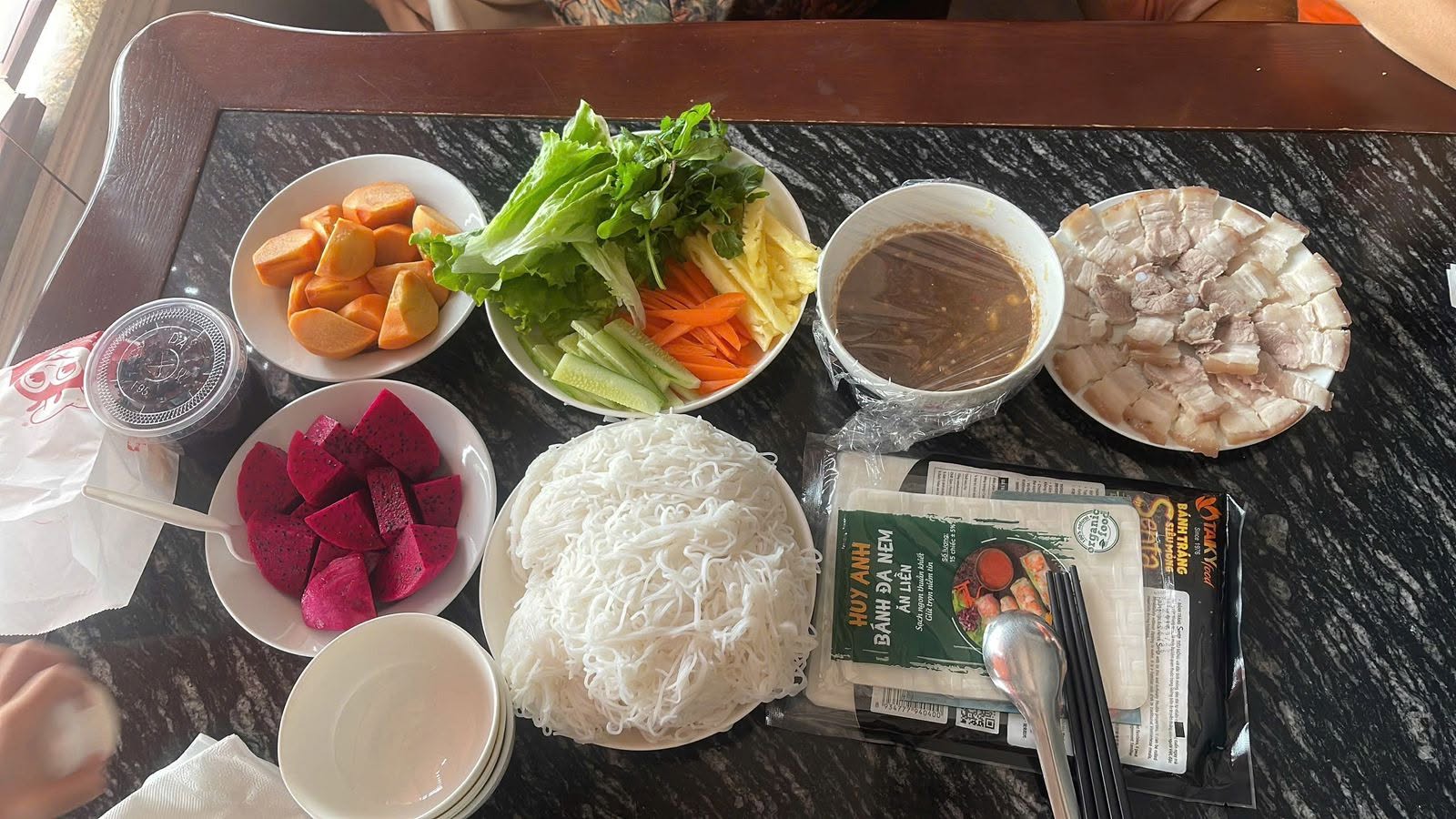 Bún bò — repas partagé en famille au Vietnam, au cœur des différences culturelles