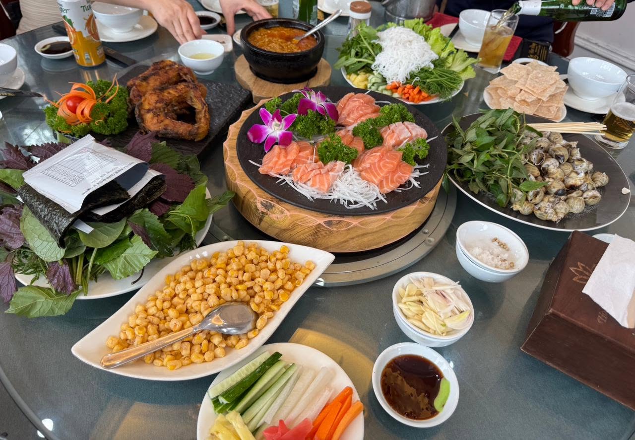 Lẩu cá hồi — repas en famille partagé au Vietnam, finances à deux