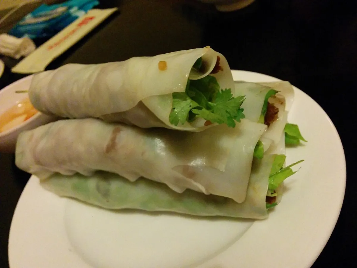 Phở cuốn dans un restaurant de Hanoï