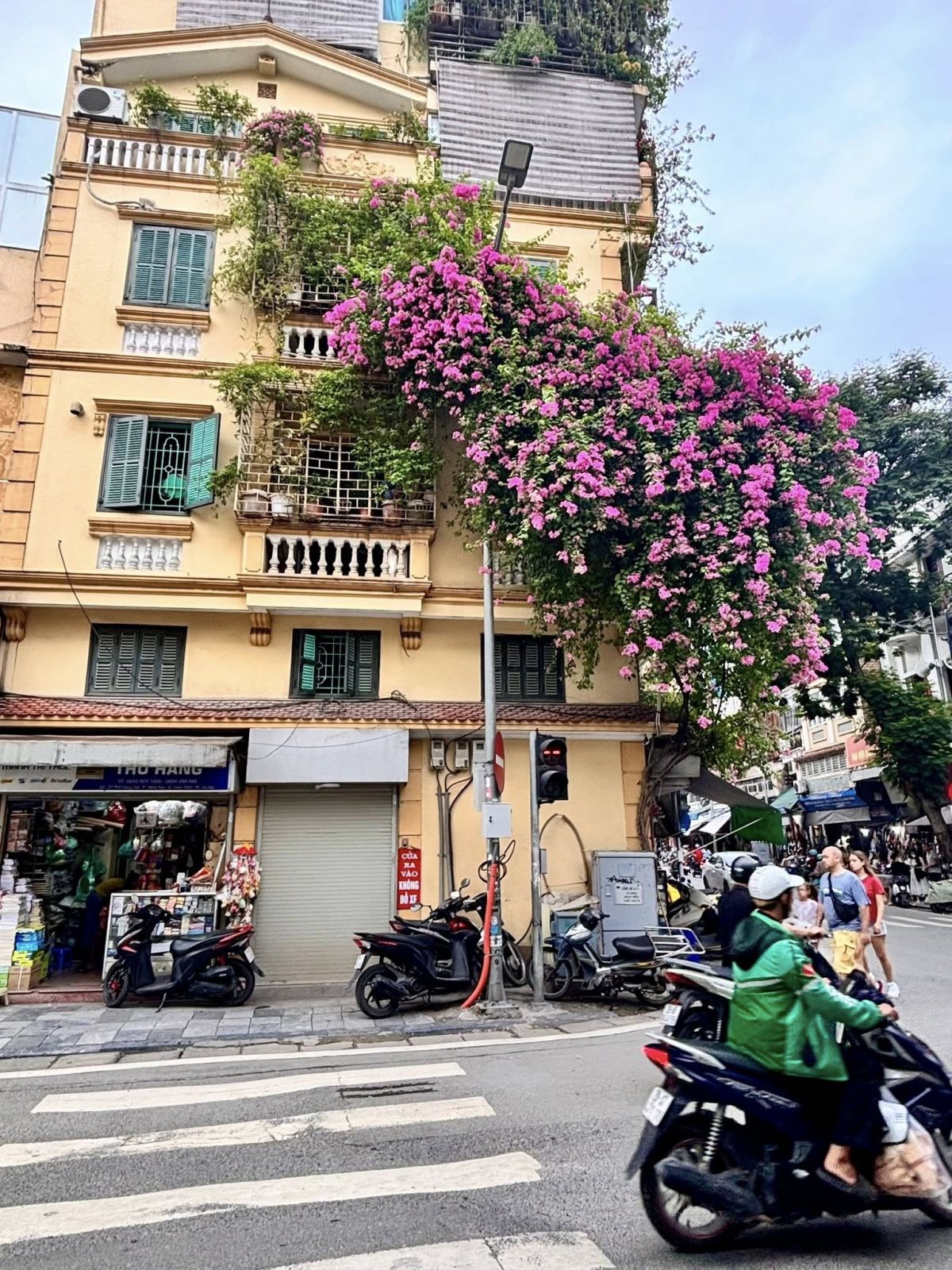 Immeuble d'habitation et bougainvillées dans une rue de Hanoï