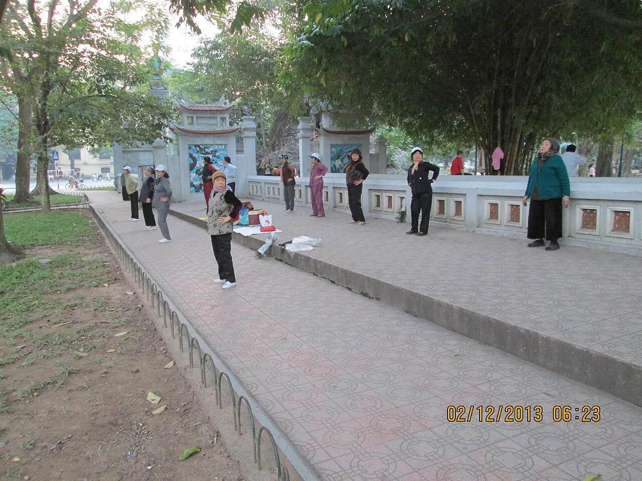 Tai-chi du matin près du temple Ngọc Sơn, au bord du lac Hoàn Kiếm, à Hanoï