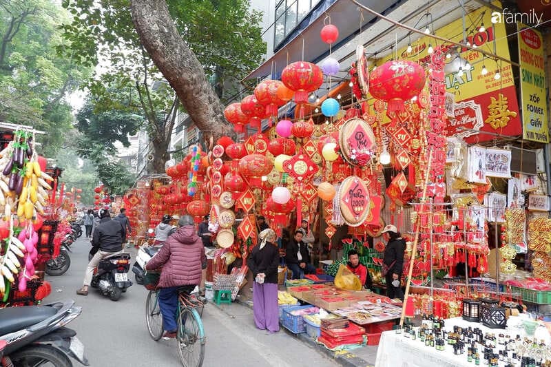 Fleurs de pêcher et décorations du Tết au Vietnam