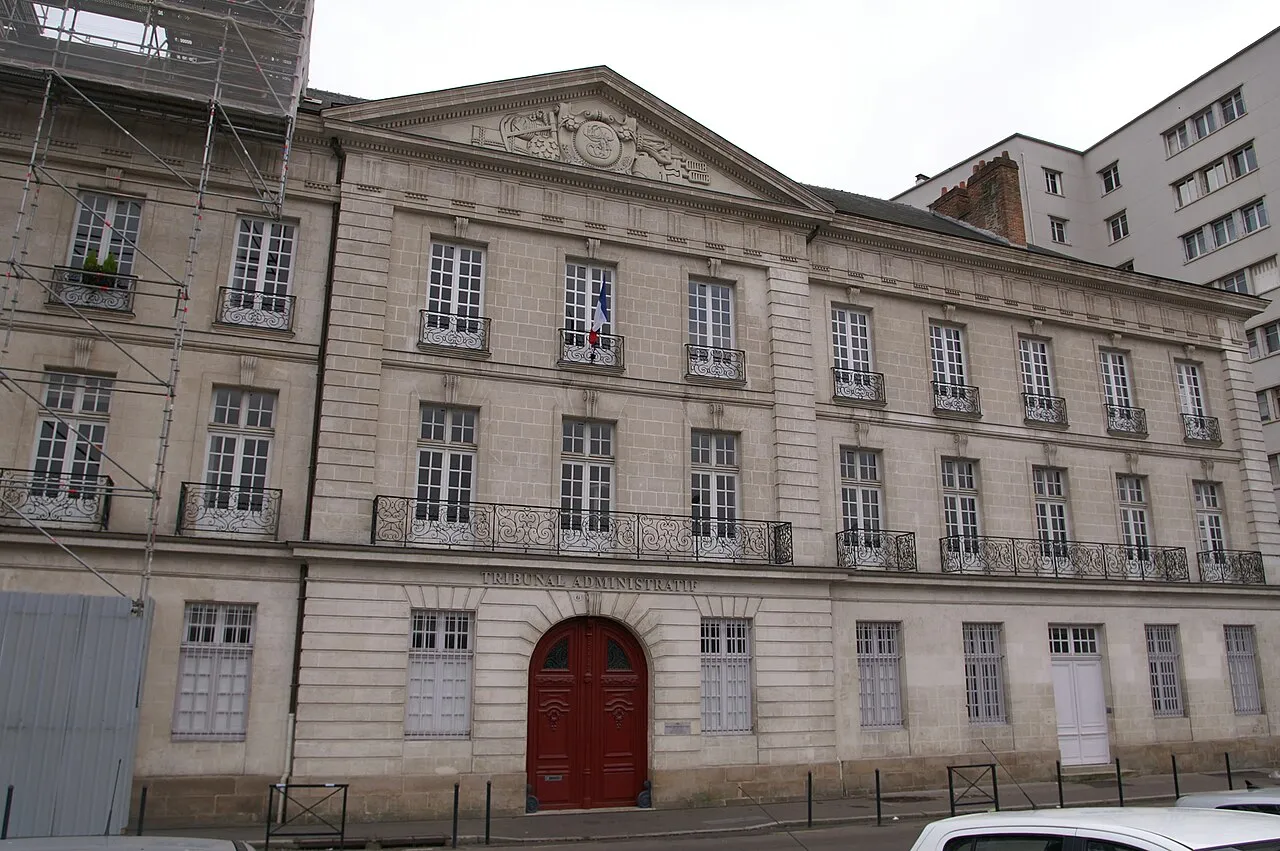 Façade de l'hôtel Deurbroucq à Nantes, avec l'inscription Tribunal administratif au-dessus de la porte rouge