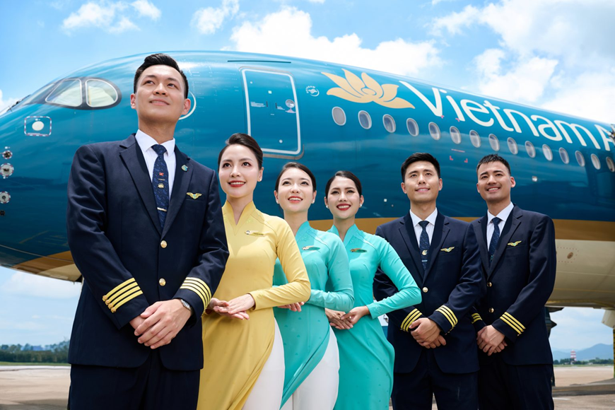 Vol Paris-Hanoï — hôtesse Vietnam Airlines en ao dai