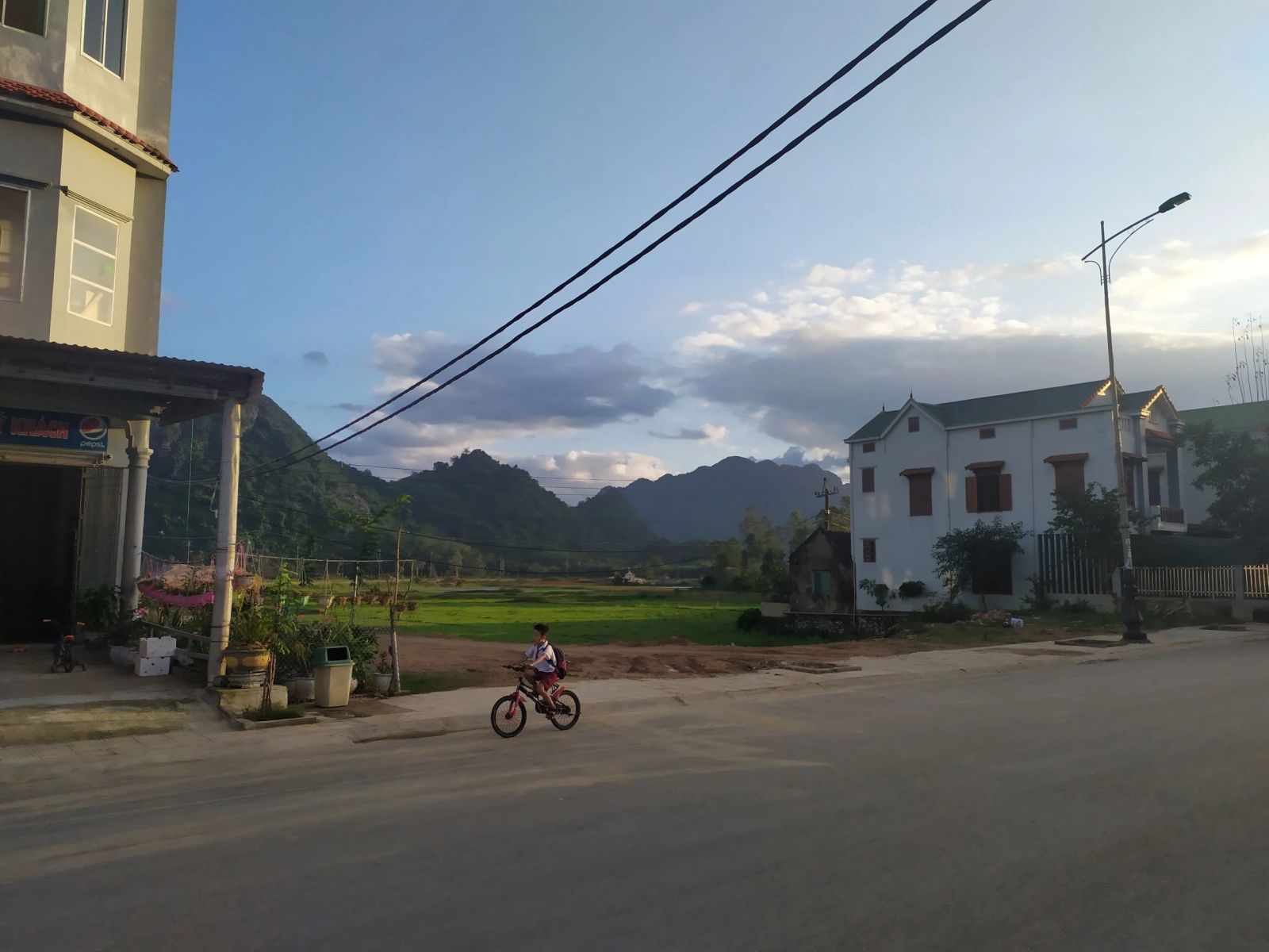 Enfant à vélo dans un village de montagne au Vietnam — vie quotidienne et résidence