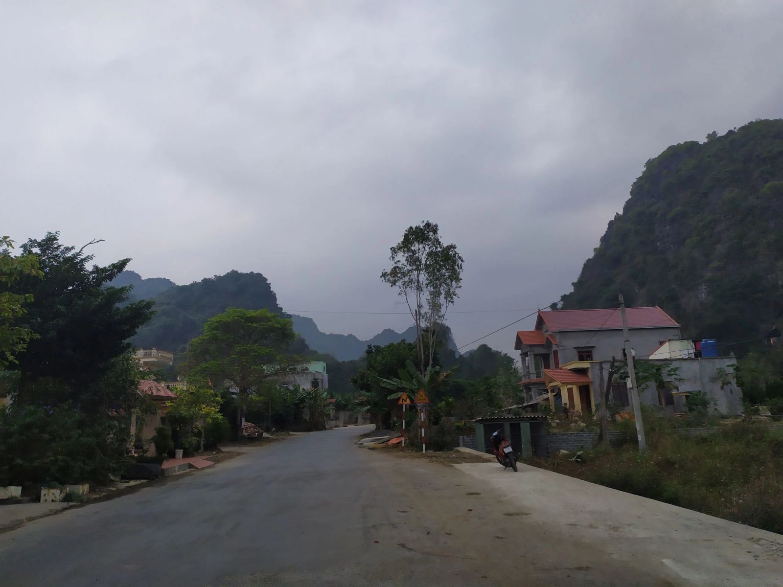 Village et route au milieu des karsts à Phong Nha — Vietnam